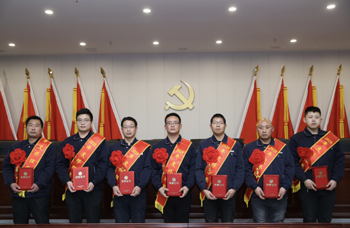 0206 修理能手從左至右依次為 邵冠峰、王寶玉、潘春樂(lè)、李龍、許特斯、韓利杰、寇增亮.jpg