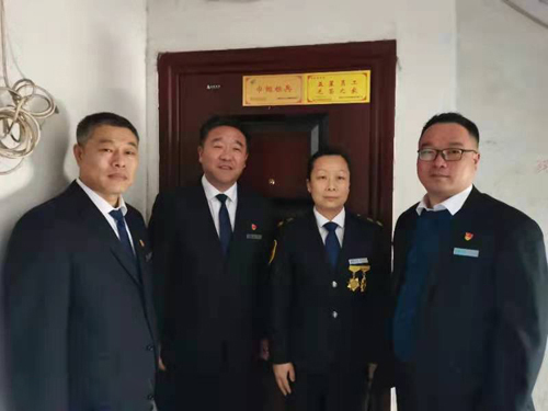 “一人得獎，全家光榮” 送“牌”上門，集團為標(biāo)兵先進送去榮譽喜報牌匾