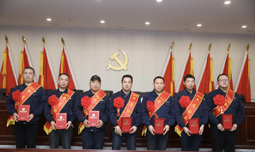 0202  標(biāo)兵從左至右依次為 苗田、尤建鵬、劉德斌、褚聰偉、王占峰、解偉強(qiáng)、馬群藝.jpg